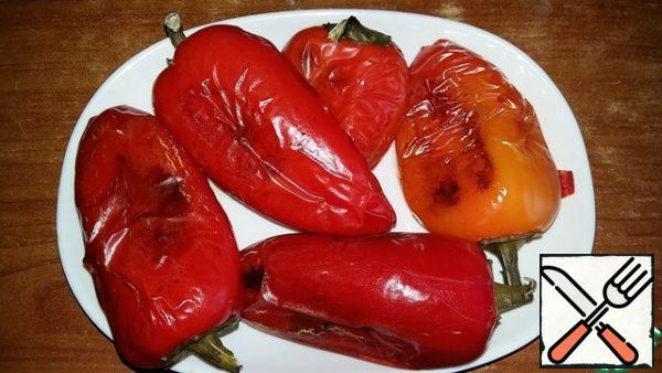 Peppers wash, dry. Bake on a dry pan under the lid, turning occasionally, in the oven on the grill or in a slow cooker on mode, pastries/cake, etc. At the time of about 20-30 minutes, but not at maximum temperature. The pepper should become soft and the skin is easy to move away. As is ready, gently spread on a plate and cool slightly. Remove the skin, clean from seeds, cut into large pieces.