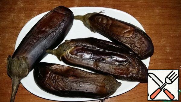 Aubergines, too, wash, dry off. For uniform baking it is better to choose fruits medium and smaller. Bake as well as peppers.
