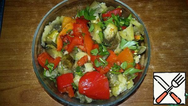 Mix pepper, eggplant, add crushed garlic and chopped parsley, salt to taste and add vegetable oil. Let stand for 5 minutes, stir again and enjoy the wonderful taste.