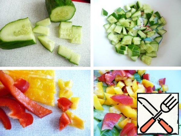Cut the cucumber into small cubes (you can cut off the skin).
Sweet pepper (I have red and yellow, I do not use green, it is a little bitter and harder) wash, remove the seeds and white walls, cut into cubes.
