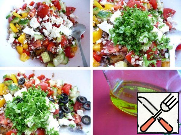 Feta crumble into small pieces.
Parsley chop.
Olives cut into rings.
For lovers of spicy chili and garlic can be added.
To prepare the dressing, mix olive oil, vinegar, balsamic, salt.