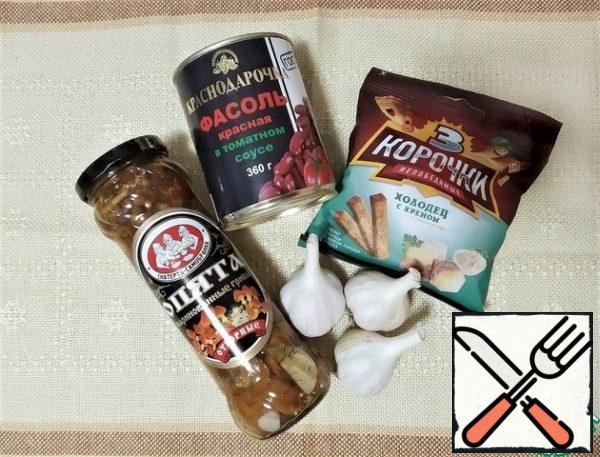 Here are the products we need. Though the photo did not get the Mayo, I forgot to invite to the photo shoot) in short, all you need to mix and fill with mayonnaise with garlic!And now much detail!
Basically, I'm making a salad with homemade canned mushrooms, but last year is over. Once cooked with a mushroom platter from the same purchased jars. In my opinion, the worst fit mushrooms.I take red canned beans. Boiled, too, be appropriate.