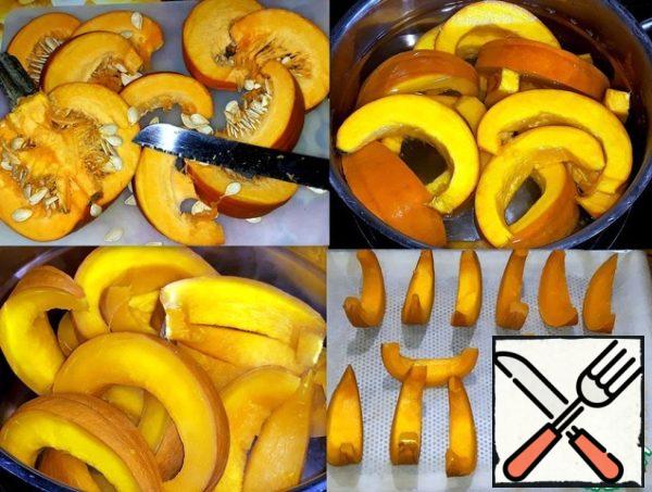 Cut the pumpkin into slices and peel the seeds.
Dip the pumpkin slices into boiling salted
water and cook for 5 minutes. Drain the water from the pan
and put the pumpkin on a baking sheet covered
with parchment.
