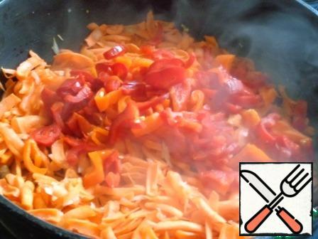 Separately, fry in vegetable oil for 7 minutes, chopped carrots with a straw of sweet pepper.