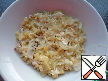 The second layer - onions, mayonnaise is not added.