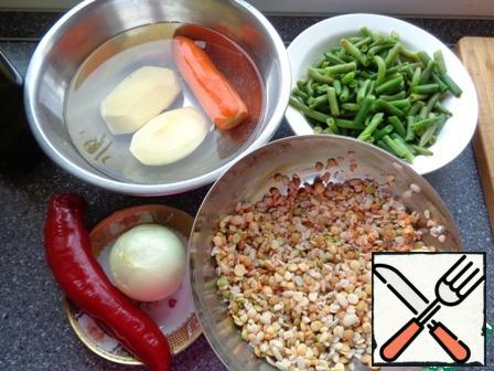 Dry beans lentils, peas, beans wash, pour water, add prepared rice and barley. Soak these ingredients for at least two hours. This can be done in advance. Cooking time is indicated without soaking beans and cereals. Peel the vegetables. Green beans if frozen thaw.