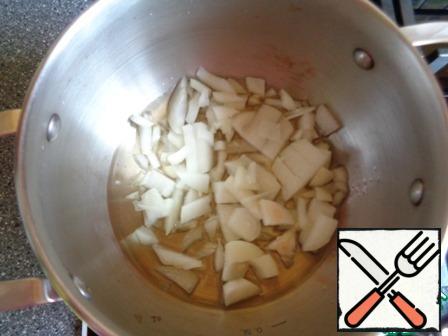 Cut onion finely, put it in a pan in which we cook the soup, fry in vegetable oil until transparent.