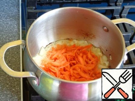 Add the chopped carrots, continue to fry for 7 minutes.