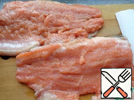 Remove the head, tail (these parts do not throw away, prepare the ear), fins, cut the fish in half - along, remove the bones. Prepare the fillet on the skin. Pat them dry with a paper towel. Salt each half on both sides. The greatest part of salt to put on the thickened edges.