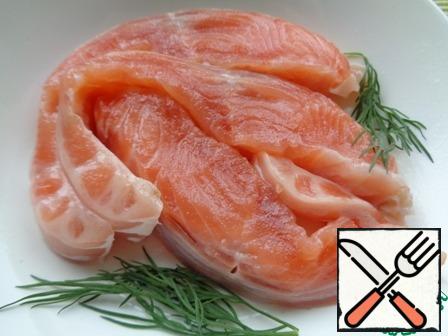 Put the fish in a plastic bag or a suitable size fish shape (dishes). Fish I can stand a day and eat, if you think this time is not enough, increase the time of salting to the desired. The fish is crisp, tasty, not burdened with other flavors.