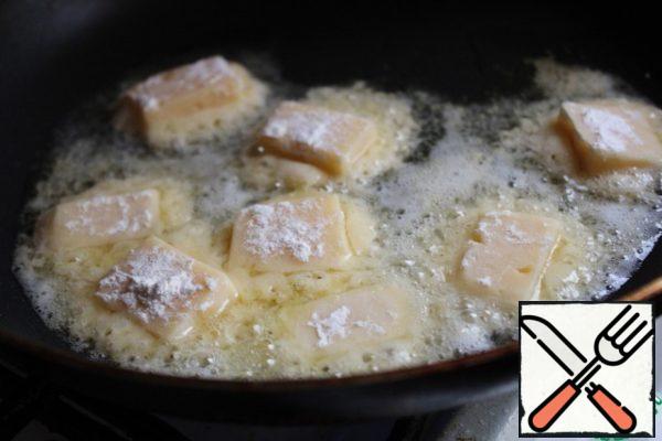 In a frying pan, heat 1 tbsp vegetable oil, put the cheese and fry it on both sides until Golden brown. The cheese will melt when frying, will spread. Chips cool.