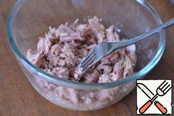 In a separate bowl, mash tuna with a fork.
I have tuna in sunflower oil.
Add to pasta. Salt and pepper. Stir.