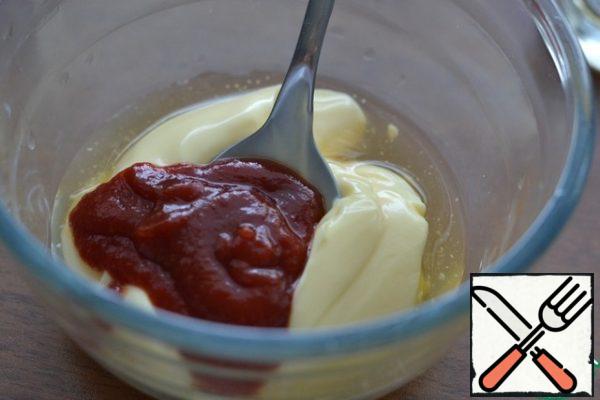 In a separate bowl, mix mayonnaise, ketchup and cognac.
Stir.