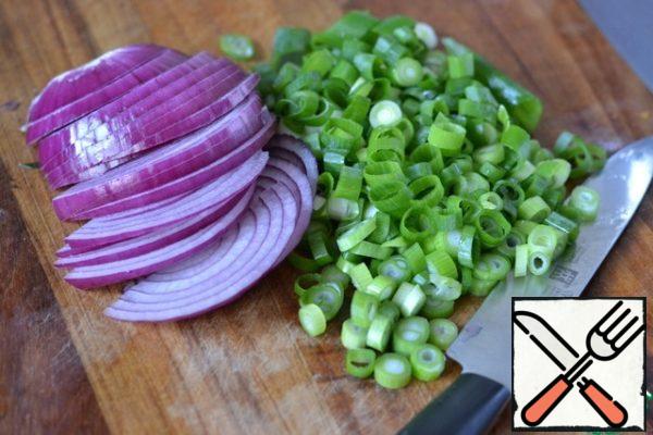 Finely chop the green onions. Red onions cut into half rings.