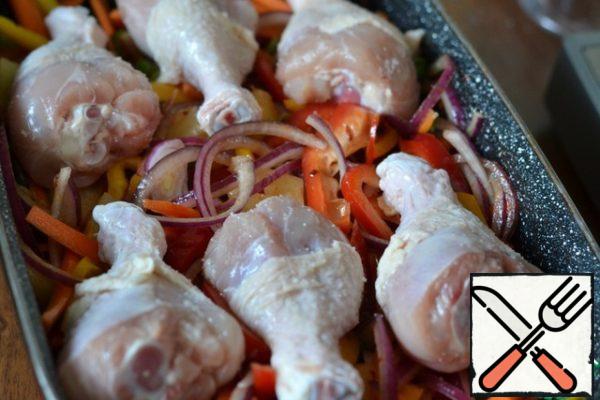 Place the chicken legs on top of the vegetables.
Bake in a preheated oven at 180 g for 30 minutes.
