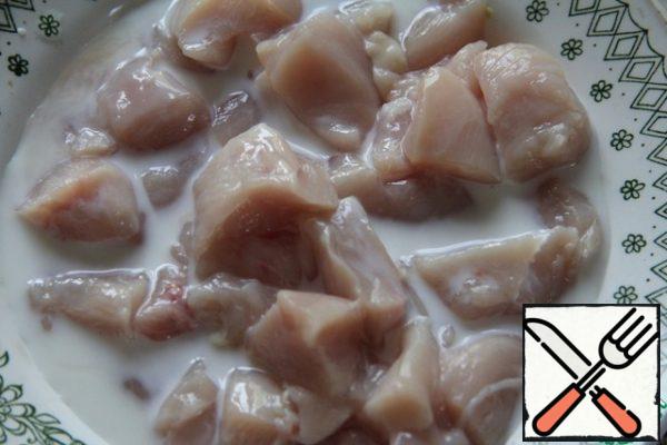 Cut the chicken into small pieces. Pour the meat with milk. Leave in the refrigerator for an hour.