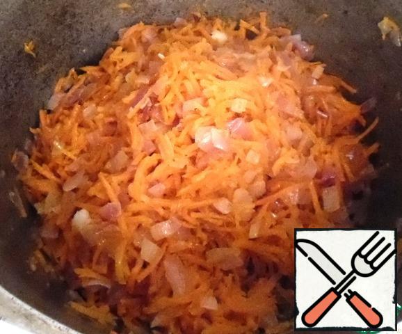 Grate carrots on a grater "large scales", add to the onion. Simmer until medium soft carrots.