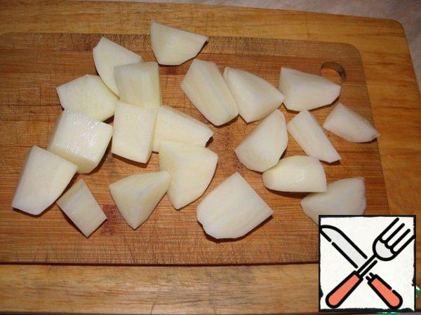 Cut the potatoes lengthwise into quarters, and then cut each quarter across in half.