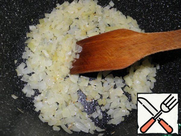 In a saucepan or saucepan with a thick bottom, heat 3 tablespoons of butter, spread the onion and fry over low heat, stirring frequently, for 10 minutes.