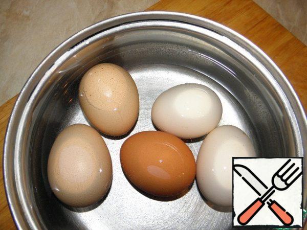 While stewing stew, boil hard-boiled eggs, cool in the hall. pour, peel and chop coarsely.
