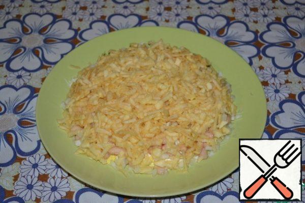 On the onion - grated apple on a coarse grater. Brush with mayonnaise.

