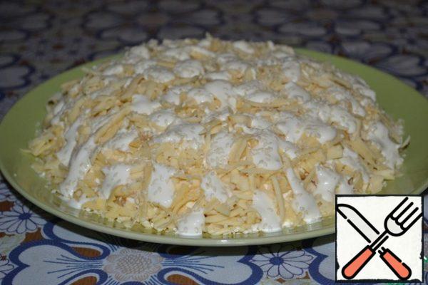 Garnish with drops of mayonnaise and sprinkle with sesame seeds. Sesame seeds can be pre-fried.
