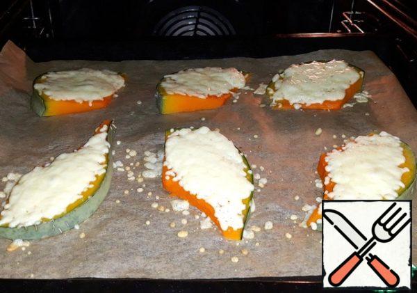Baked pumpkin with cheese in a preheated 180
degree oven for 5 minutes. Before serving on
the table poured the baked pieces of butter.