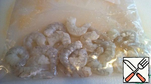 Take raw, not frozen shrimp and peel them from the shells (if they are unpeeled). You can cook them by dropping them into boiling water for 2-3 minutes, or cook them in as I su. To make a souffle, put the shrimp in a bag with a zipper, squeeze out the air by immersing the bag in water and holding the neck above the water. Close the package and cook in a baking dish at 57 °C for 25-30 minutes.
