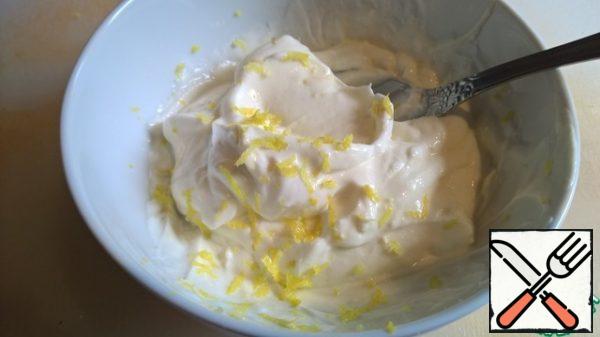 Remove the zest from the lemon on a fine grater and mix with yogurt.