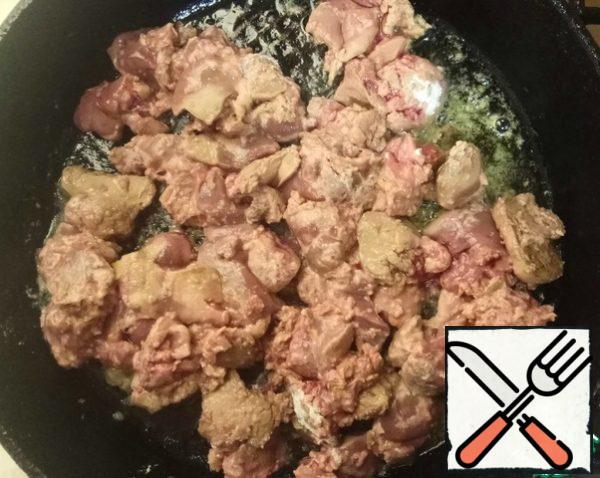 Wash the chicken liver, cut it into large pieces and send to fry in a frying pan, after adding a little vegetable oil. Here add a spoonful of flour. Stir. Fried liver should 3-5 minutes.