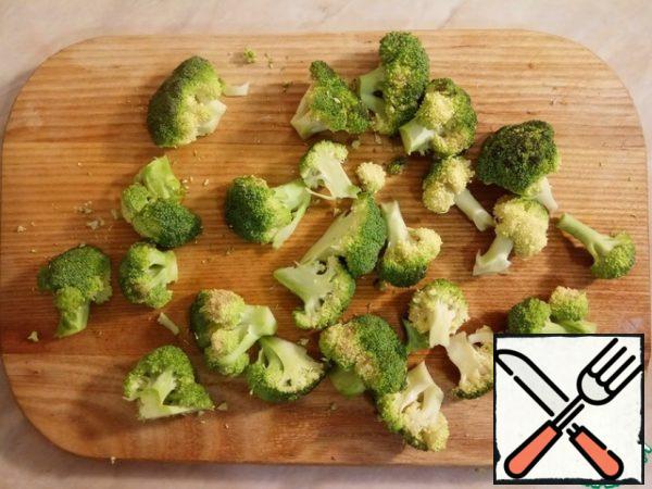 Wash broccoli and divide into inflorescences. The size of the inflorescence should be about the same as the liver. Boil broccoli in boiling and well salted water for 5 minutes. Drain the water.