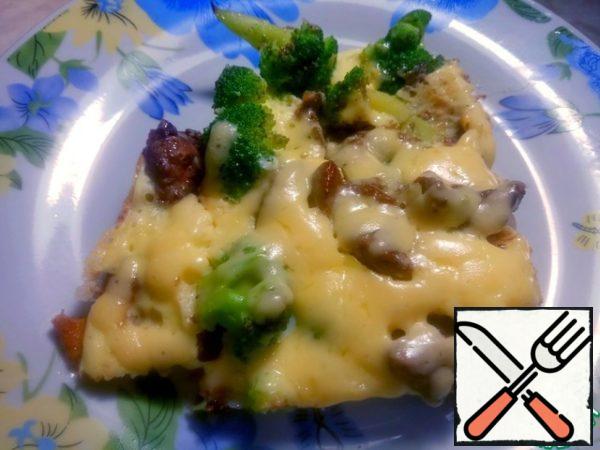 On a large grater grate the cheese and sprinkle them on top of the casserole. Cover the pan for a few minutes.
