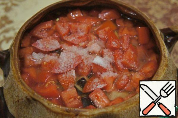Pour hot water so that the contents of the pan are covered by a couple of cm (however, it depends on the density you want to get), add salt.
