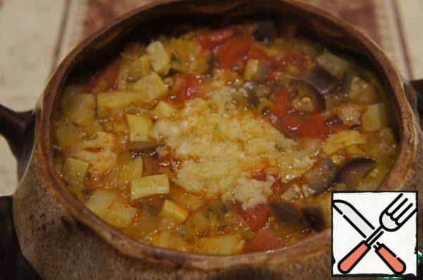 Then carefully take out the pot, try the potatoes for readiness. If the pot is not ready, return it to the oven for another half hour, adding 2-3 bay leaves.
Mix the finished soup, add salt and sprinkle with sugar to taste, add crushed or pressed garlic and let it stand under the lid for 10 minutes.