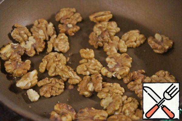 On medium heat without oil fry until light brown nuts for 3-5 minutes, allow them to cool and chop coarsely.