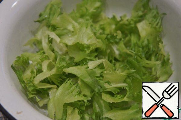 Meanwhile, pick the salad with your hands, put in a salad bowl. I used frisée (you can get some other salad, but not necessarily, crunchy varieties - cheese or iceberg lettuce, for example).