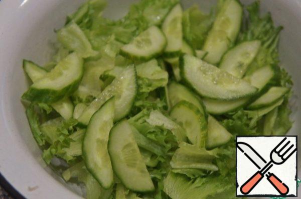 Add the cucumber, cut into thin half rings.
