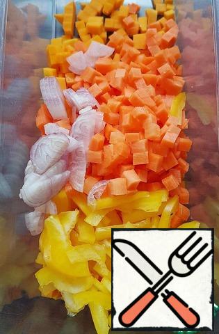 Carrot and pumpkin cut into small cubes, pepper and onion into thin feathers.