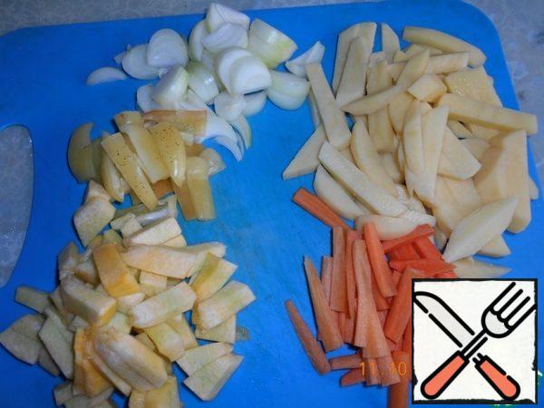 Potatoes, carrots, pumpkin cut into cubes, sweet pepper strips, onion half rings.