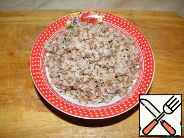 Prepare buckwheat according to the basic recipe.
