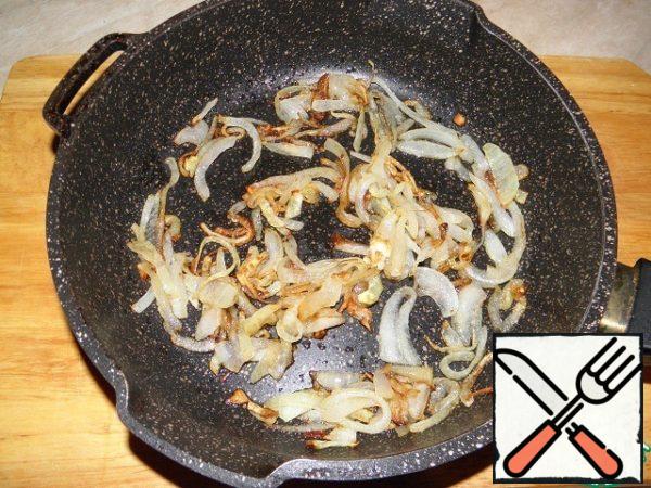 Onions cut into half rings. Heat vegetable oil in a frying pan, fry onions on it until Golden brown, 3-5 minutes.