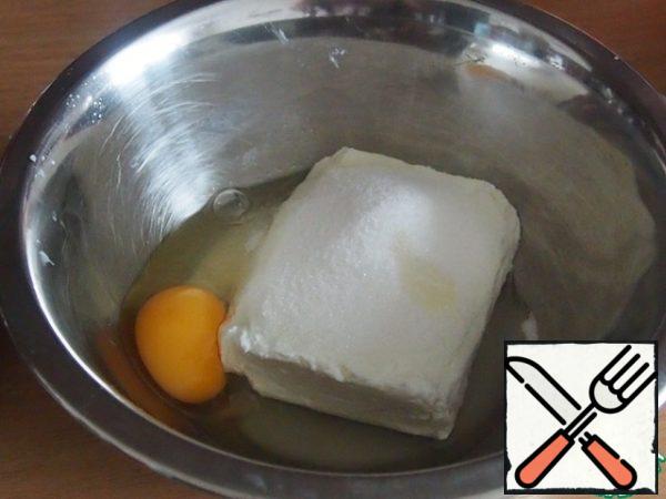 Prepare the cottage cheese filling. Mix cottage cheese without grains with sugar, vanilla sugar and egg.
