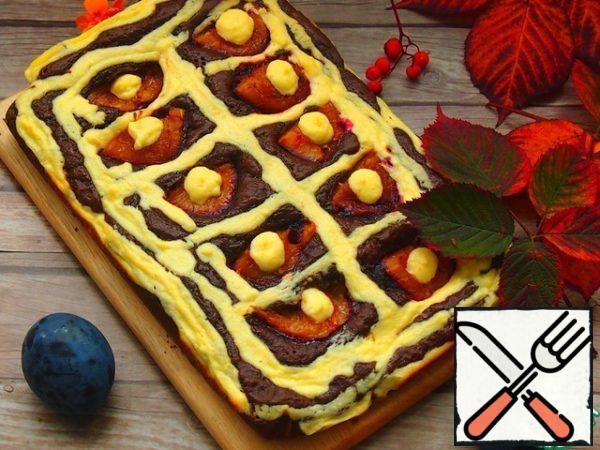 Bake the pie in a preheated 180 degree oven for 20 minutes. Ready to check with a match. Cool the finished cake a little in the mold, and then remove it from the mold.
