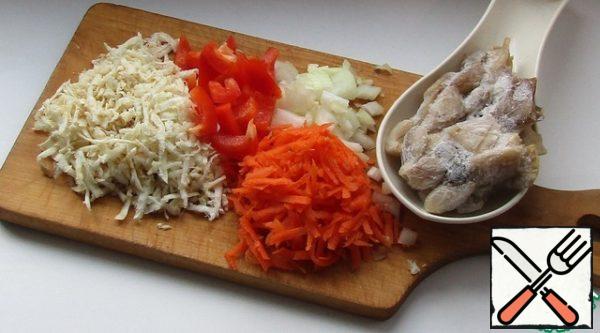 Chop the vegetables, defrost the mushrooms.
