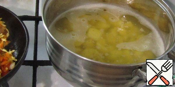 Put potatoes in boiling broth, bring to a boil.
