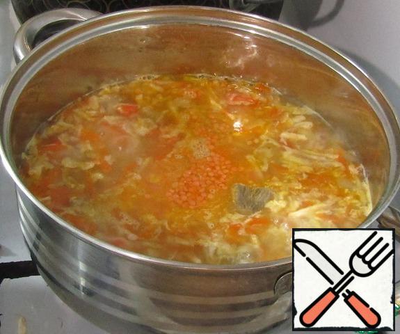 Fall asleep toasted and lentils. Boil. And cook on low heat for 15 minutes.
If you get thick, you can add broth or water. Someone likes thicker, someone thinner.
Salt, pepper to taste, the main thing is not to salt.)) Let the soup infuse for ten minutes.