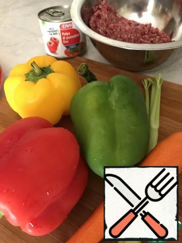 Prepare as the usual stuffed peppers-cut the peppers, remove the core. Minced salt (a little bit if you also have capers in salt), carrots, onions and celery chop and fry in oil. olives, garlic and aromatic herbs chop.