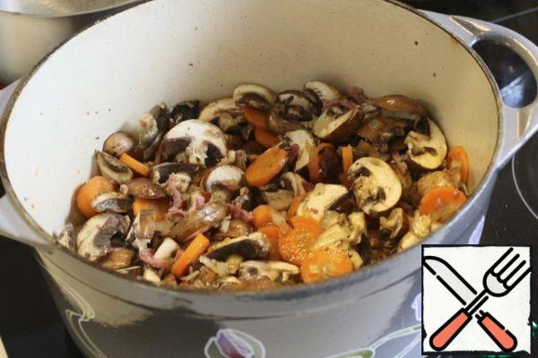 Fry onions, carrots and bacon in the same oil for 5 minutes. Then add the mushrooms and continue frying for another 5 minutes.
