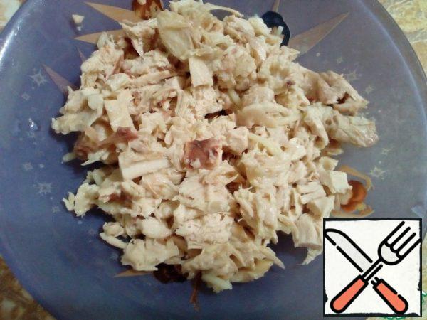 Cut boiled chicken meat (without skin, it is best to take the breast).