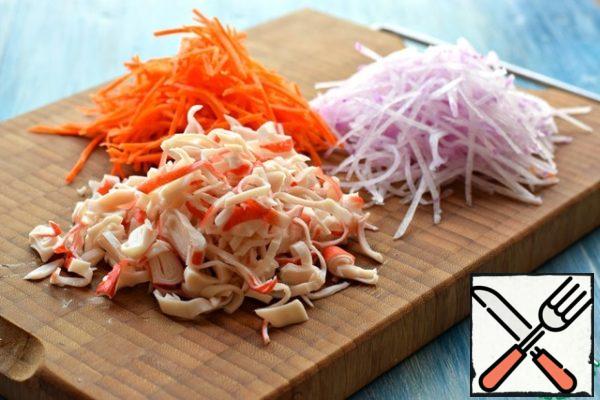 Peel the radish and carrots and grate them on a coarse grater for Korean salads.
Chop crab sticks (or crab meat) arbitrarily.